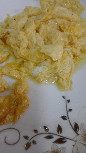 炒锅热油，放入蛋液，翻炒至逐渐凝固，盛出备用