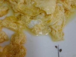 炒锅热油，放入蛋液，翻炒至逐渐凝固，盛出备用