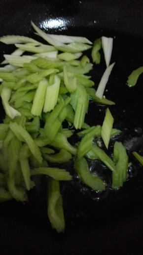 锅内底油，放入芹菜翻炒至断生
