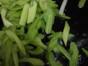 锅内底油，放入芹菜翻炒至断生