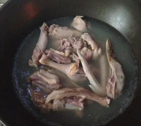 切好的鸭块冷水下锅煮至沸腾，撇去血沫继续煮5分钟，捞出之后清洗附着在鸭块上的血沫。