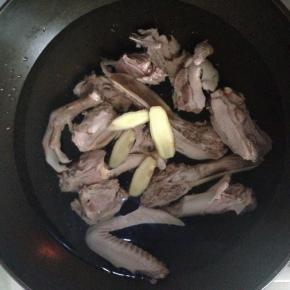 锅内重新倒入水，放入鸭块，水量以没过鸭子为准。放入适量的姜片和1勺料酒