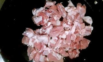 羊肉冷水下锅，临沸腾前把火调小，撇清浮沫。羊肉捞出用温水清洗干净