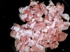 羊肉冷水下锅，临沸腾前把火调小，撇清浮沫。羊肉捞出用温水清洗干净