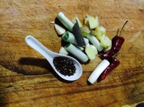 准备好葱姜和香料，白萝卜去皮切块