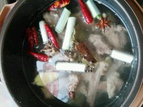 羊肉放入压力锅内，倒入葱姜和香料，加水