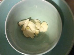 大蒜剥皮洗好后切成片