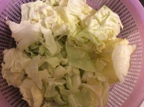 甘蓝洗干净，手撕成片