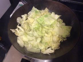 炒锅洗好后，加热放入适量的菜籽油，油热后把甘蓝倒进去翻炒