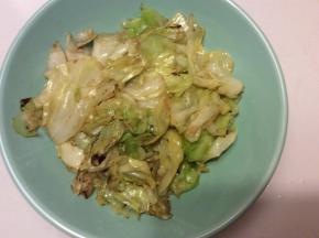 甘蓝炒软炒熟后放适量的酱油和盐调味，炒匀出锅