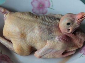 整只鸽子洗好后用料酒抹遍全身，按摩松弛后浸泡去腥