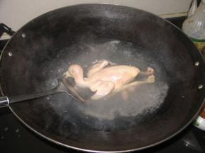 锅中烧开水，热水过焯，去除鸽子肉的血沫