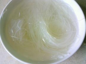 粉丝用热水浸泡十分钟，切成段备用