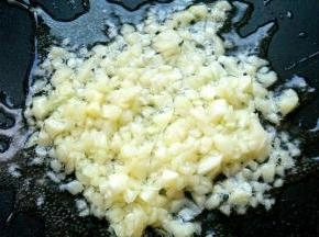 锅中倒油，放入蒜末炒香，加入酱油、蚝油、盐、少量糖、适量水和胡椒粉