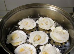 粉丝放在洗干净的扇贝上，再放上炒好的蒜酱，凉水上锅蒸，水开后蒸3-5分钟即可