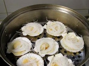 粉丝放在洗干净的扇贝上，再放上炒好的蒜酱，凉水上锅蒸，水开后蒸3-5分钟即可