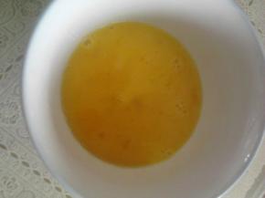 鸡蛋打散过筛备用