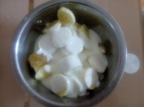 准备一干净小碗，把切好的苹果块和香蕉片放入碗中，淋上酸奶即可