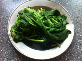 锅中烧水，水开后放入菠菜快速过焯，捞出沥干
