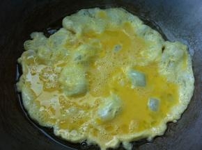 锅中放油，油热后倒入打散的鸡蛋液，用锅铲把鸡蛋炒散，加入一滴陈醋，炒匀后出锅