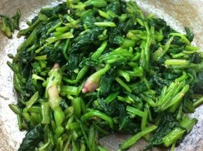 锅中剩油，放入蒜末爆香，倒入处理好的菠菜翻炒约1分钟