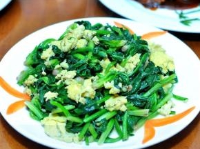 把炒好的鸡蛋倒入锅中，加盐调味，与菠菜一起炒匀出锅