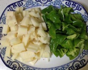 莲藕去皮洗净切丁，青椒洗净切丁