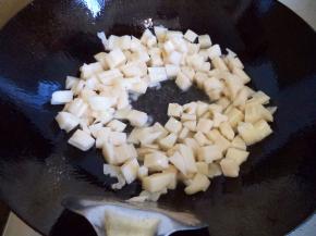 锅热倒油，油热后倒入藕丁翻炒1分钟，加入少许酱油翻炒均匀