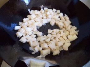 锅热倒油，油热后倒入藕丁翻炒1分钟，加入少许酱油翻炒均匀