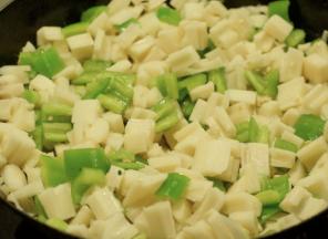 放入青椒丁，炒香后加适量盐调味，炒匀出锅