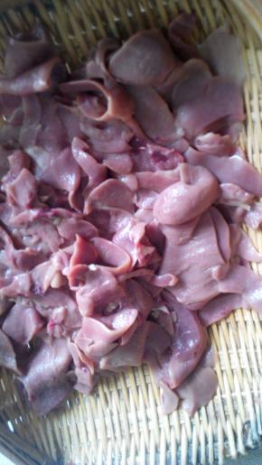 猪腰切成薄片，备用