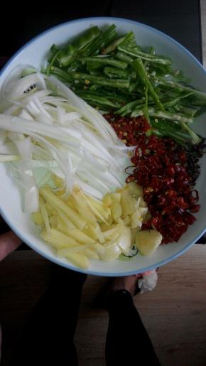 青椒、生姜、葱切成丝。大蒜拍扁，干红椒切断，小米辣切碎，准备少量花椒