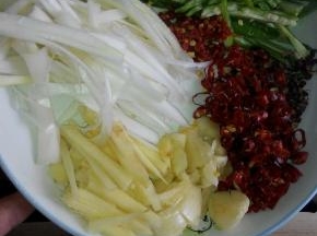 青椒、生姜、葱切成丝。大蒜拍扁，干红椒切断，小米辣切碎，准备少量花椒