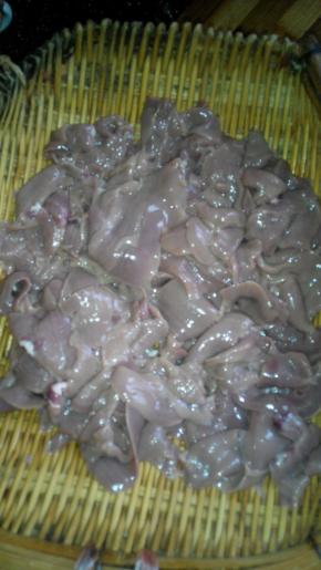 用料酒调和黑胡椒粉，把腰片放在里面浸泡10分钟左右，将腰片里的血水浸出来