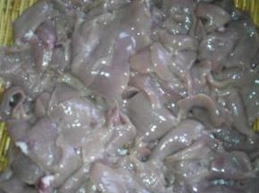 用料酒调和黑胡椒粉，把腰片放在里面浸泡10分钟左右，将腰片里的血水浸出来