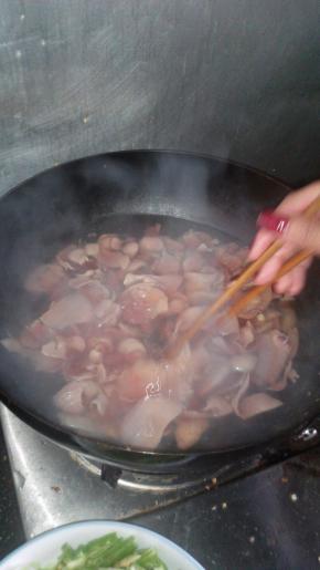 锅里倒入清水放入生姜片，水沸腾后把切好的腰片倒入水中焯一下，再倒出来，重复两次把腰片焯熟