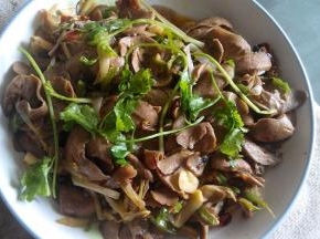 起锅熄火，把腰片放入盘中，放适量香油拌匀，点缀两跟香菜就可食用
