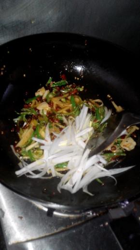 倒入青椒条，微熟后放下葱丝爆香后起锅装盘