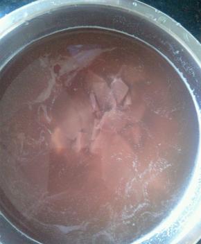 猪腰洗净，剔除腰骚，和瘦肉一同切片浸泡，洗去血水