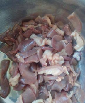 腰片和肉片洗干净后，加入少许料酒，稍加搅拌去腥