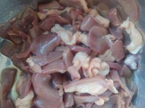 腰片和肉片洗干净后，加入少许料酒，稍加搅拌去腥