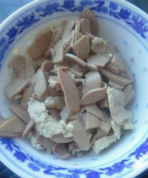 滚水焯烫腰片和肉片，捞出冷水冲洗干净备用