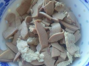滚水焯烫腰片和肉片，捞出冷水冲洗干净备用