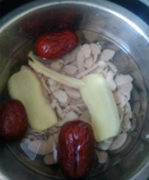 将腰片，肉片，红枣，生姜放入碗中，加水没过主料，加适量食盐进行调味
