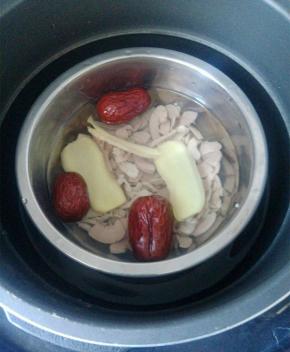 把碗放入电压锅，煲汤模式煮50分钟就可出锅