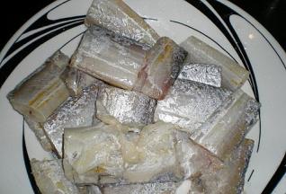 带鱼解冻后去除内脏，剪掉头尾，洗净剪成长段，抹上盐和料酒腌制片刻