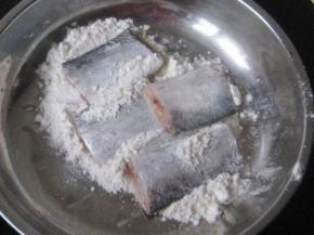 盘中倒入适量的面粉，把腌制好的带鱼段外层均匀的裹上一层面粉