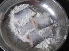 盘中倒入适量的面粉，把腌制好的带鱼段外层均匀的裹上一层面粉