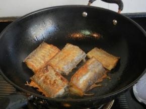 锅中倒入适量油，6成热时放入带鱼段，中火煎制