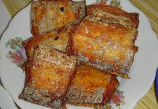 鱼肉两面都煎至金黄色时即熟，装盘趁热吃，口感香酥，味道鲜美